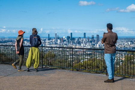Foto de 12-sep-2023 - Brisbane, Australia: La gente admira la vista de Brisbane desde Mt-Coot-Tha - Imagen libre de derechos