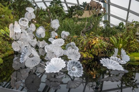 Flores de vidrio dentro de los jardines del bosque nuboso en Gardens By the Bay en Singapur