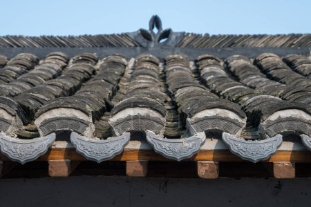 Foto de Tejas de casas en Xinchang Ancient Town en Shanghai, China. - Imagen libre de derechos