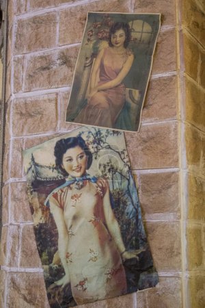 Téléchargez les photos : Vieille rue historique Shanghai avec affiches vintage Shanghainese filles. - en image libre de droit