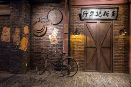 Téléchargez les photos : Ancienne rue historique de Shanghai avec mur de briques et porte. Signe se traduit par : nouveau roi des dossiers de conduite - en image libre de droit