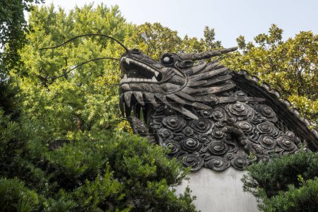 Dragón de piedra en un jardín privado chino tradicional - Yu Yuan, Shanghai, China.