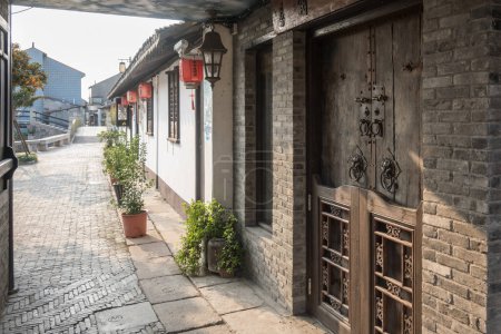 Foto de Puerta de madera en Xinchang Ancient Town en Shanghai, China. - Imagen libre de derechos