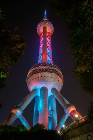 Foto de Shanghai, China - 15 de octubre de 2023: Oriental Pearl TV Tower iluminada por la noche en Shanghai, China. - Imagen libre de derechos