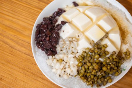 Taiwanesisches Dessert aus Mandelgelee mit Mungbohnen, Gerste und Adzuki-Bohnen auf Eis in Tainan
