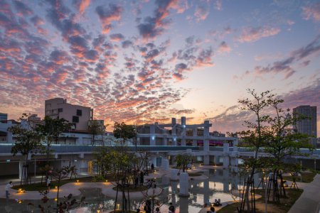 Foto de Tainan, Taiwán - 31 de diciembre de 2023: La primavera es un parque que cuenta con un estanque expansivo, creando un oasis pacífico en el bullicioso diseño urbano de la ciudad - Imagen libre de derechos