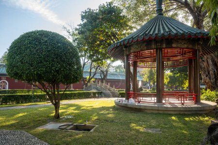 Foto de Santuario de Koxingas, templo chino con techo azul, puertas rojas y fachada tradicional en Tainan, Taiwán - Imagen libre de derechos