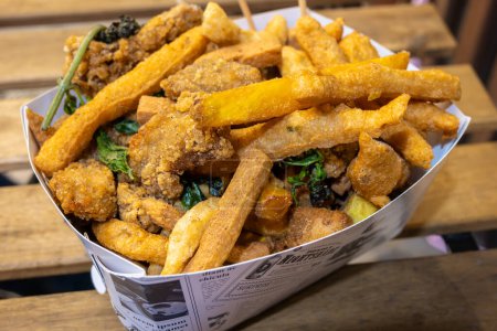 Foto de Alimentos fritos taiwaneses como pollo, tianbula, albahaca, batatas y pasteles de pescado. - Imagen libre de derechos