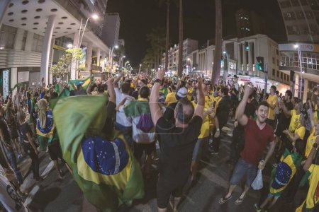 Téléchargez les photos : Jair Messias Bolsonaro remporte les élections présidentielles du Brésil. Les gens célèbrent sur la Place de l'Indépendance à Santos, Brésil. 29 octobre 2018. - en image libre de droit