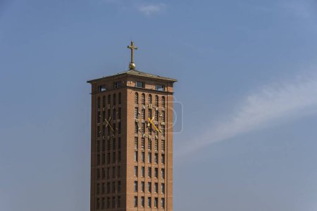 Aparecida, Brasil. Torre del reloj de la Catedral Basílica de Nossa Senhora Aparecida, santuario nacional. Fondo cielo azul