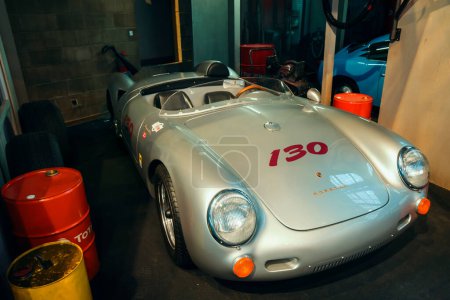 Téléchargez les photos : Porsche 550 Spyder 1500 RS voiture de course, année 1955. Bruxelles, Belgique. 25 novembre 2015. - en image libre de droit