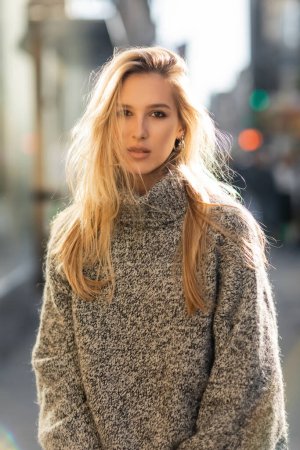 Téléchargez les photos : Portrait de jolie jeune femme aux cheveux blonds regardant la caméra à New York - en image libre de droit