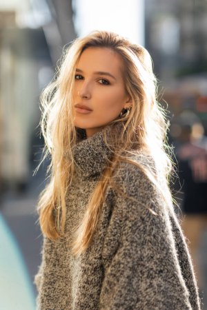 Porträt einer jungen Frau mit blonden Haaren, die in New York in die Kamera blickt 