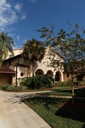 Palmen in der Nähe eines luxuriösen Hauses im mediterranen Stil in Miami 