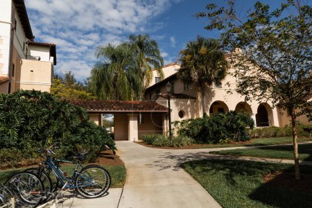 Téléchargez les photos : Vélos près de luxueuse maison de style méditerranéen à Miami - en image libre de droit