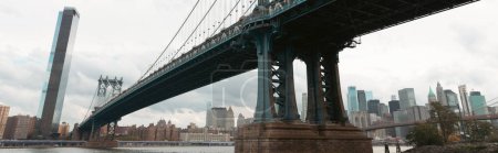 paisaje urbano con rascacielos contemporáneos de Nueva York y puente de Manhattan sobre el río Hudson, bandera