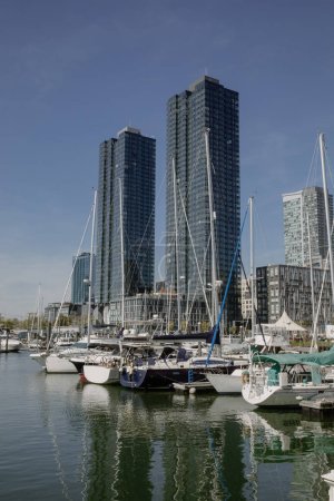 Téléchargez les photos : Paysage urbain avec des yachts et des gratte-ciel modernes à New York - en image libre de droit