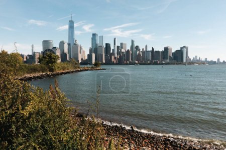 Téléchargez les photos : Rive de la rivière Hudson avec gratte-ciel de Manhattan à New York - en image libre de droit