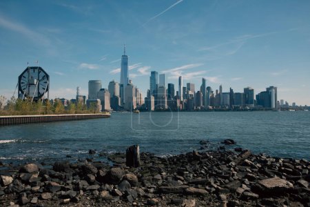 paisaje urbano pintoresco con el río Hudson y rascacielos modernos de Manhattan en la ciudad de Nueva York