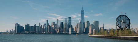 horizonte con rascacielos de Manhattan cerca del río Hudson en la ciudad de Nueva York, bandera