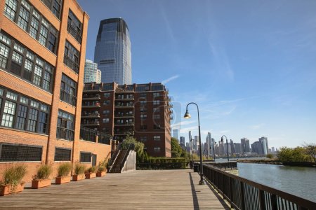 bâtiments contemporains et remblai de la rivière Hudson à New York