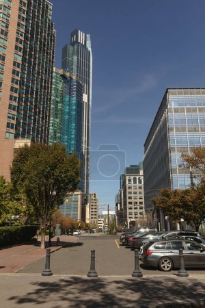 Téléchargez les photos : NEW YORK, USA - OCTOBER 13, 2022: car parking in downtown of Manhattan on sunny day - en image libre de droit