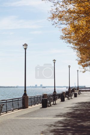 Foto de Terraplén con faroles y pasarela cerca de la bahía del río en la ciudad de Nueva York - Imagen libre de derechos