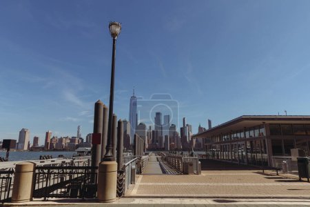 puerto y terraplén con pasarela y paisaje urbano de rascacielos modernos en la ciudad de Nueva York