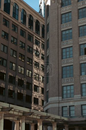 Gebäude aus grauem Stein mitten in Manhattan in New York City