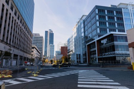 Téléchargez les photos : Crosswalks near contemporary buildings in downtown of New York City - en image libre de droit