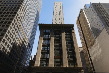 Téléchargez les photos : Vue à angle bas du Rockefeller Center et bâtiment en pierre au centre-ville de New York - en image libre de droit