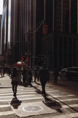 Foto de NEW YORK, USA - OCTOBER 13, 2022: pedestrians on road crosswalk in midtown of New York City - Imagen libre de derechos