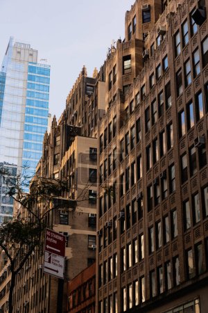 Gebäude aus braunem Stein und Straßenschilder auf einer städtischen Straße in New York City