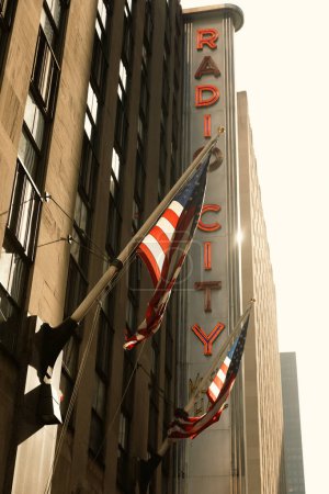 Téléchargez les photos : NEW YORK, États-Unis - 13 OCTOBRE 2022 : Drapeaux américains sur la construction du music-hall de Radio City - en image libre de droit