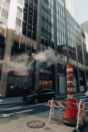 Foto de NEW YORK, USA - OCTOBER 13, 2022: road work sign near building with glass facade - Imagen libre de derechos