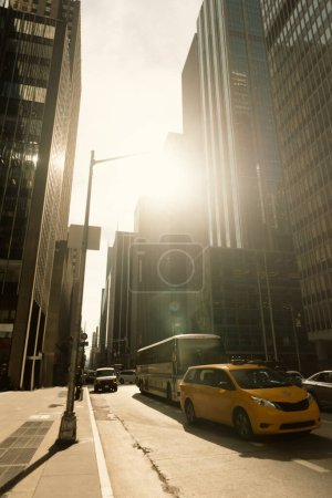 Téléchargez les photos : NEW YORK, USA - OCTOBER 13, 2022: road traffic and modern buildings in sunshine on urban street - en image libre de droit