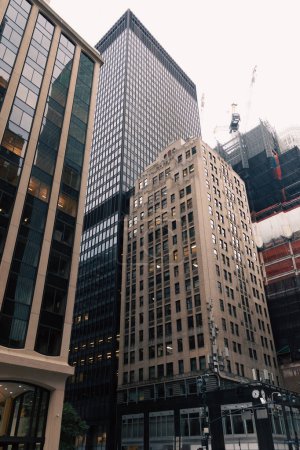 vue à angle bas des bâtiments en béton et en verre dans le centre-ville de New York