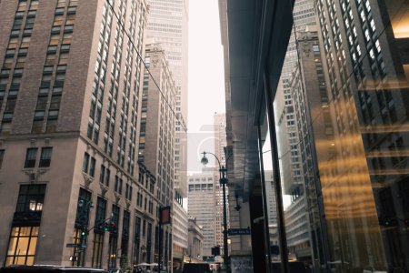 Foto de Urban street with modern buildings in downtown of New York City - Imagen libre de derechos
