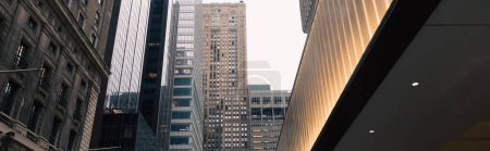 Téléchargez les photos : Bâtiments modernes et entrée éclairée dans le quartier Manhattan de New York, bannière - en image libre de droit