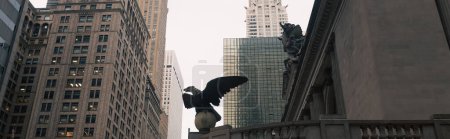 Téléchargez les photos : Statue d'aigle sur la façade du Grand Central Terminal à New York, bannière - en image libre de droit