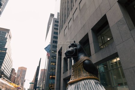 estatua del hipopótamo cerca de edificio moderno en la calle de la ciudad de Nueva York