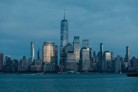 vista panorámica del puerto del río Hudson y los rascacielos del distrito financiero de Manhattan al atardecer