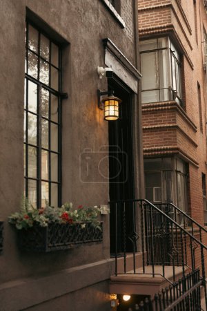 kamienne domy z przeszklonymi balkonami i latarnią w dzielnicy Brooklyn Heights w Nowym Jorku