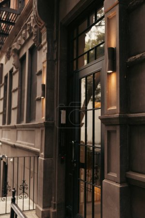 Téléchargez les photos : Bâtiment gris avec lampes près de la porte vitrée dans le quartier Brooklyn Heights de New York - en image libre de droit