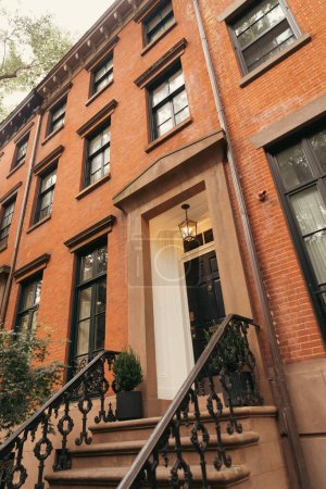 Téléchargez les photos : Vue à angle bas de la maison en brique avec lanterne au-dessus de l'entrée dans le quartier Brooklyn Heights de New York - en image libre de droit