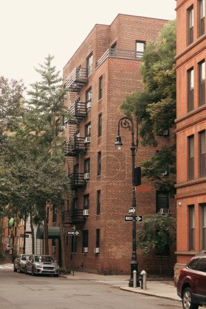 Téléchargez les photos : Voitures près de bâtiments en brique dans la rue à New York - en image libre de droit