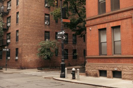 Punteros entre edificios de ladrillo en la calle en la ciudad de Nueva York