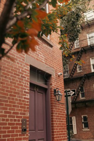 Téléchargez les photos : Lanterne près de l'entrée du bâtiment en brique à New York - en image libre de droit