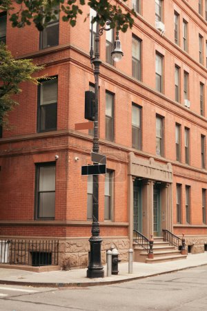 Foto de Linterna con punteros cerca del edificio en la calle urbana de la ciudad de Nueva York - Imagen libre de derechos