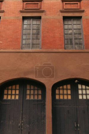 Puertas de madera en la fachada del edificio de ladrillo en la calle en la ciudad de Nueva York